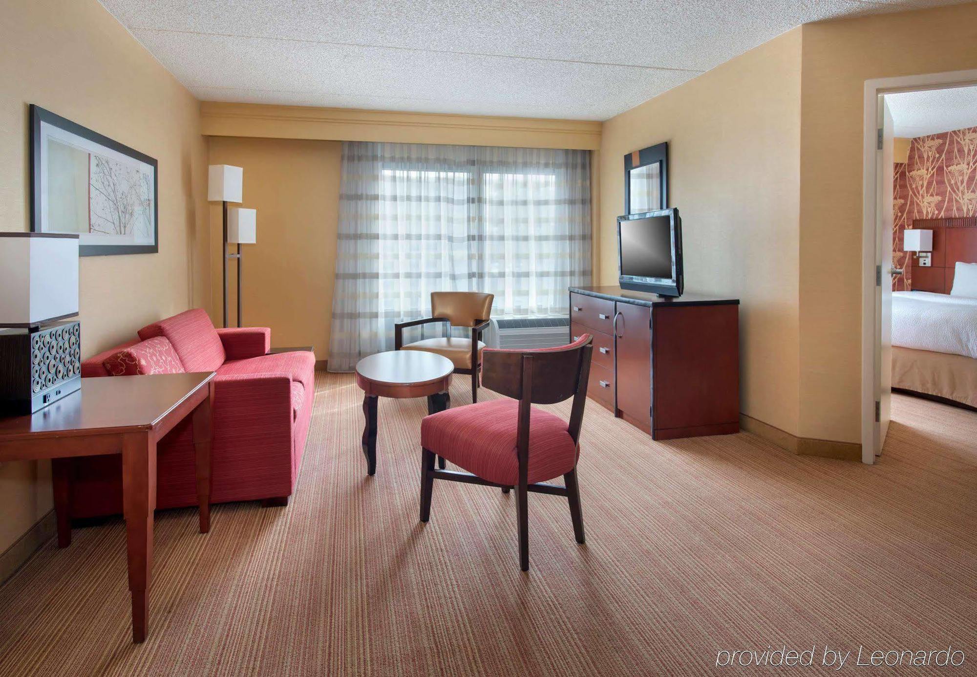 Отель Courtyard By Marriott Secaucus Meadowlands Экстерьер фото