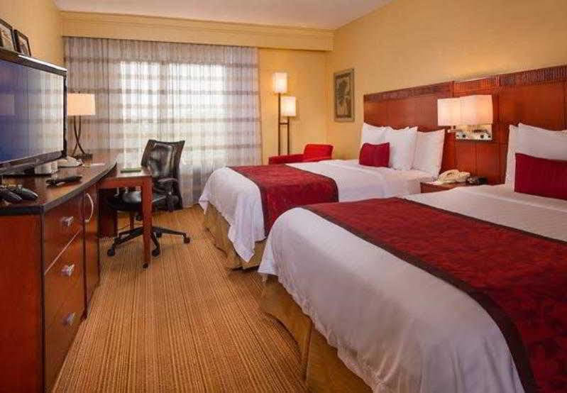 Отель Courtyard By Marriott Secaucus Meadowlands Экстерьер фото
