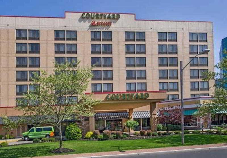 Отель Courtyard By Marriott Secaucus Meadowlands Экстерьер фото