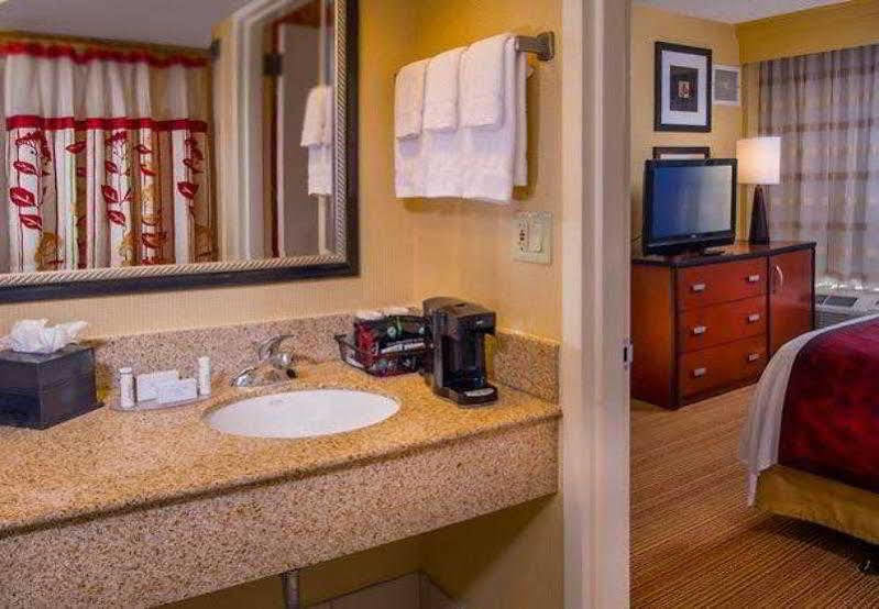 Отель Courtyard By Marriott Secaucus Meadowlands Экстерьер фото