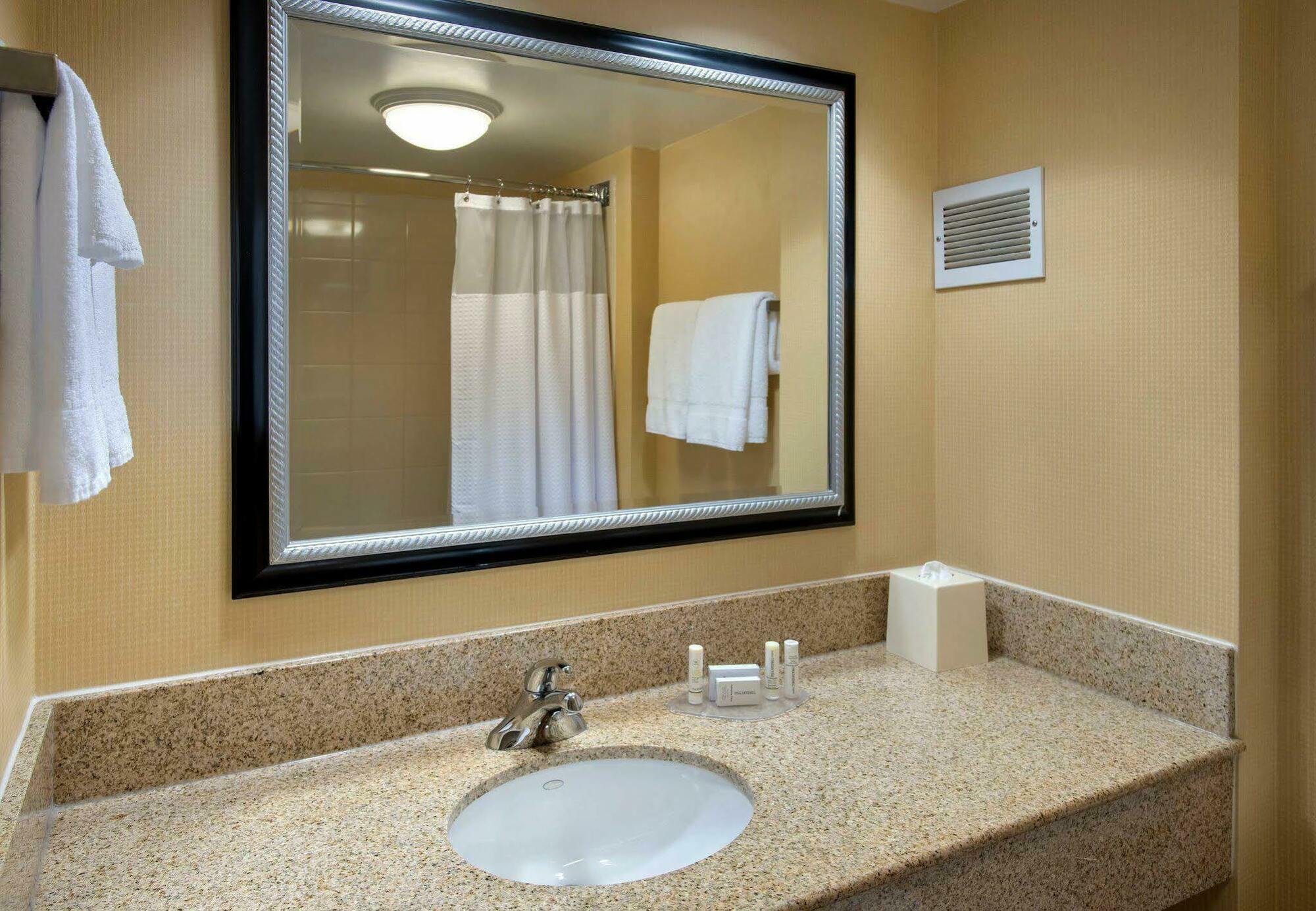 Отель Courtyard By Marriott Secaucus Meadowlands Экстерьер фото