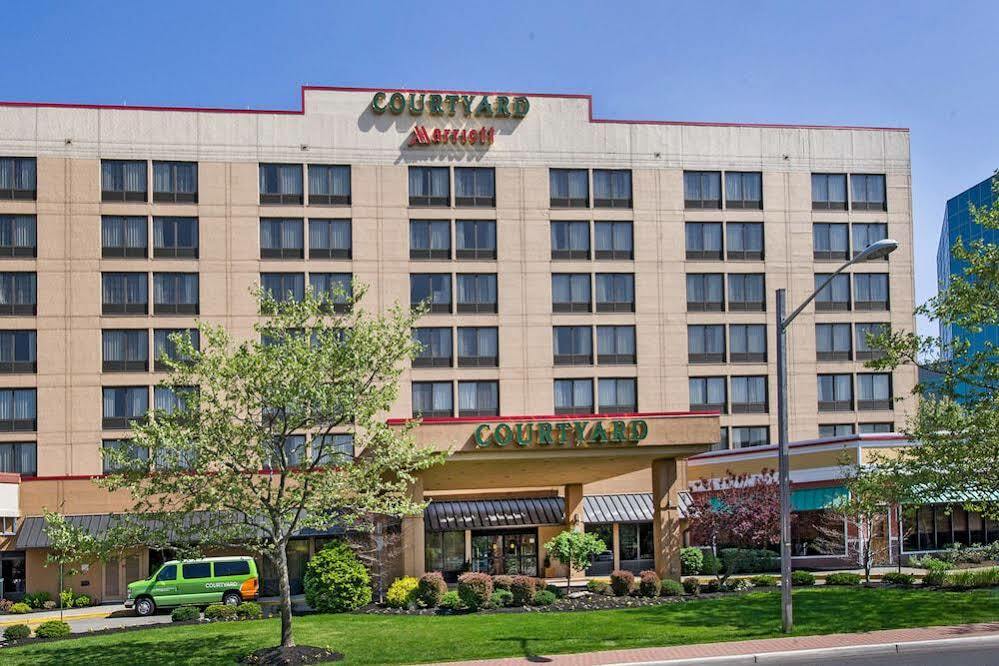 Отель Courtyard By Marriott Secaucus Meadowlands Экстерьер фото